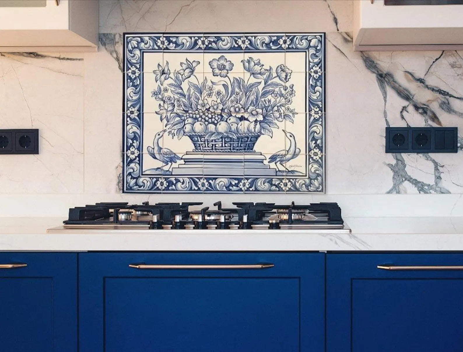 Kitchen_tile_backsplash_with_fruit_and_flowers